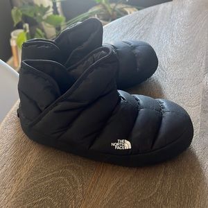 Girls size 4 Northface thermoball boots black